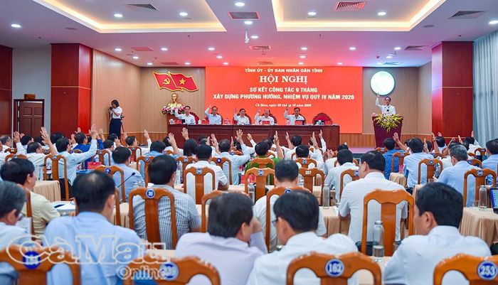 Các đại biểu biểu quyết thông qua Nghị quyết Hội nghị Ban Chấp hành Đảng bộ tỉnh lần thứ 12.