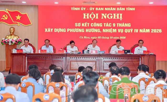 Các đồng chí Thường trực Tỉnh uỷ chủ trì hội nghị.