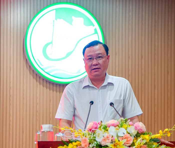 Giám đốc Sở Tài chính Huỳnh Công Quân, thảo luận giải pháp tháo gỡ điểm nghẽn đối với các dự án tồn đọng kéo dài, cơ sở nhà, đất dôi dư và đẩy nhanh giải ngân vốn đầu tư công.