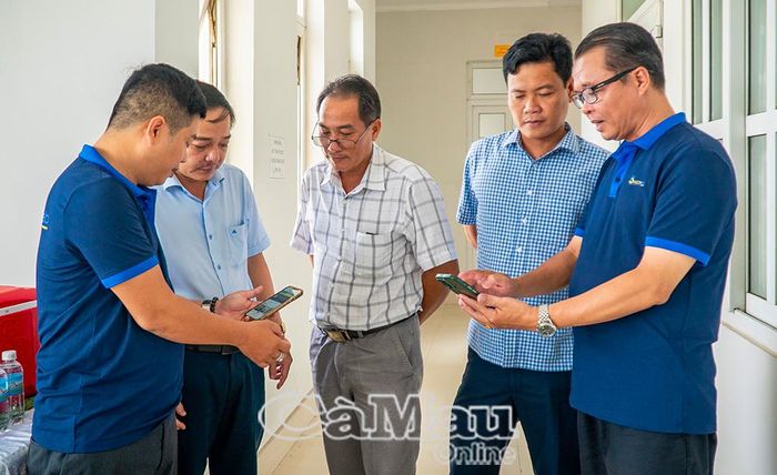 Đại diện Công ty TNHH Thương mại Dịch vụ SaigonLab giới thiệu phần mềm “Chợ số” đến cán bộ phụ trách lĩnh vực kinh tế, thương mại.