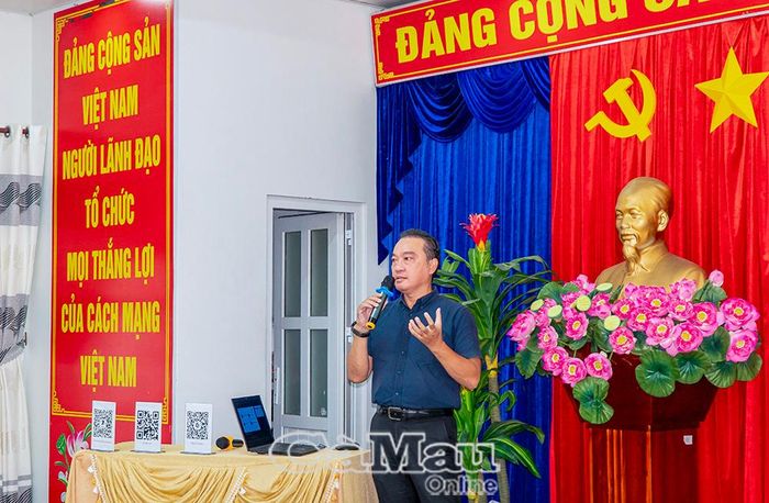 Ông Đặng Văn Huệ, Phó Giám đốc Công ty TNHH Thương mại Dịch vụ SaigonLab, giới thiệu các tiện ích của giải pháp “Chợ số” đến đại biểu.