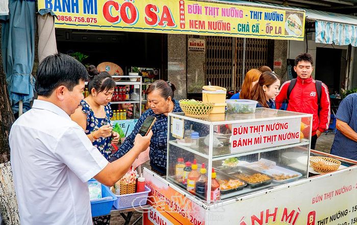 Phòng Văn hoá và Xã hội phường An Xuyên phối hợp với các đơn vị hướng dẫn tiểu thương sử dụng các tiện ích số.