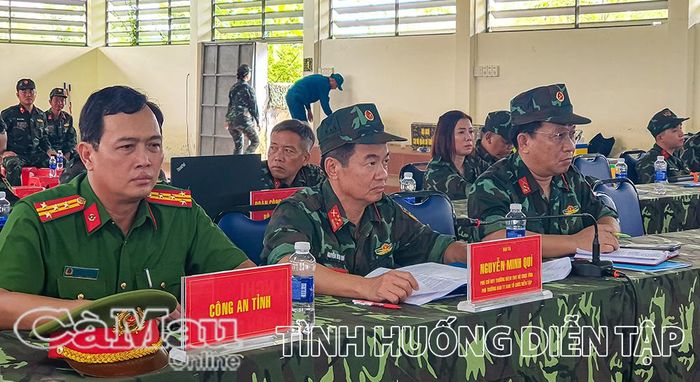Đại biểu theo dõi nội dung diễn tập tại Khu căn cứ chiến đấu giả định.