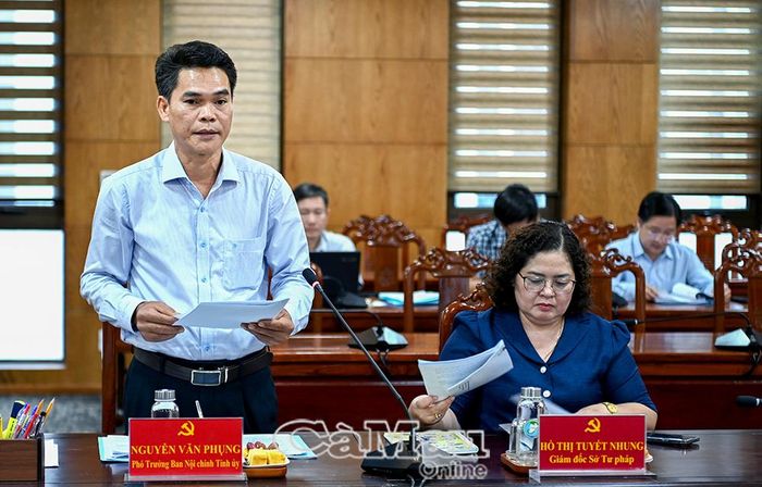 Đồng chí Nguyễn Văn Phụng, Phó Trưởng ban Nội chính Tỉnh uỷ báo cáo kết quả hoạt động của Ban Chỉ đạo trong 9 tháng qua.