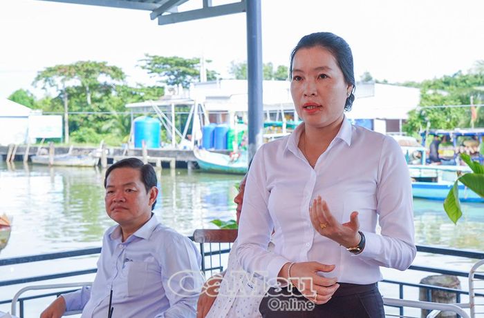 Thượng tá Nguyễn Xuân Niềm, Trưởng Công an xã U Minh, trao đổi, giải đáp các thắc mắc, kiến nghị của doanh nghiệp về các vấn đề liên quan đến lĩnh vực phụ trách.