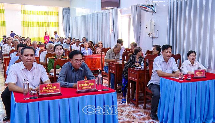 Lãnh đạo phường Vĩnh Trạch cùng 60 cụ cao niên trên địa bàn tham dự lễ chúc thọ, mừng thọ.