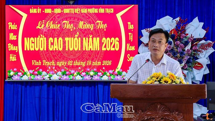Phó Chủ tịch UBND phường Vĩnh Trạch Lưu Văn Nghị phát biểu tại buổi lễ.