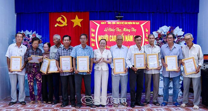 Đồng chí Huỳnh Phương Thanh, Phó Chủ tịch HĐND phường Vĩnh Trạch (giữa), tri ân những đóng góp của người cao tuổi trong các phong trào thi đua, góp phần xây dựng quê hương Vĩnh Trạch ngày càng giàu đẹp.