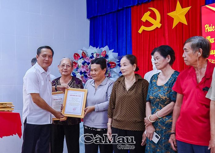 Lãnh đạo phường Vĩnh Trạch tặng thiếp mừng thọ 60 cụ cao niên.