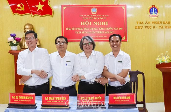  Các thành viên Cụm thi đua số 2 bày tỏ quyết tâm đoàn kết, cùng nhau phấn đấu trong phong trào thi đua của ngành Toà án.