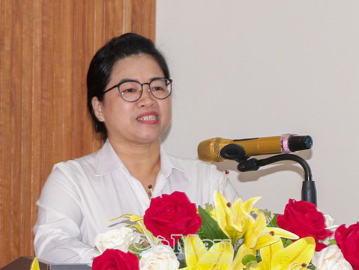  Bà Trần Bích Ngọc, Chánh án TAND khu vực 6, Trưởng Cụm thi đua số 1 báo cáo tình hình thi đua trong lĩnh vực xét xử của các TAND khu vực trong cụm.