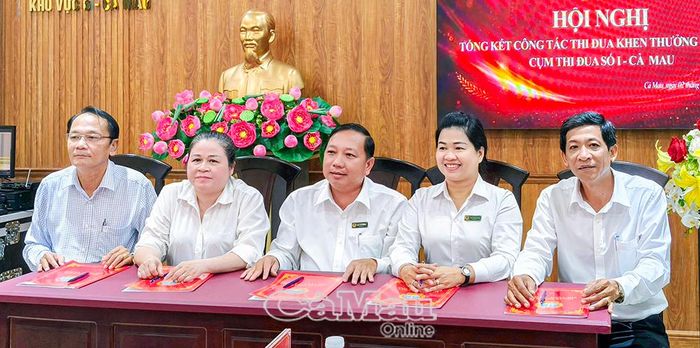 Các thành viên trong Cụm thi đua số 1 ký kết giao ước thi đua năm 2027.