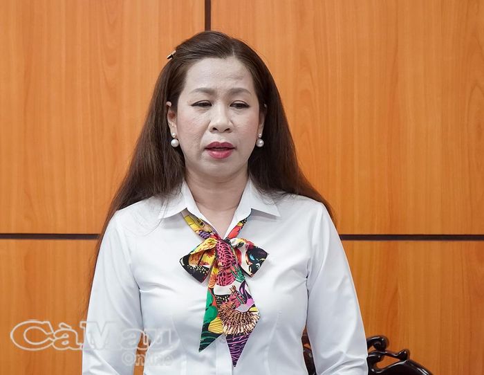 Bà Nguyễn Kiên Nhẫn, Chi cục trưởng Chi cục Phát triển nông thôn tỉnh Cà Mau, trao đổi, thảo luận tại hội nghị.