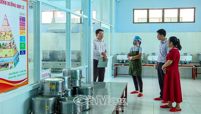 Đoàn khảo sát liên ngành kiểm tra thực tế hoạt động bếp ăn tại Trường Mầm non Hoa Sen.