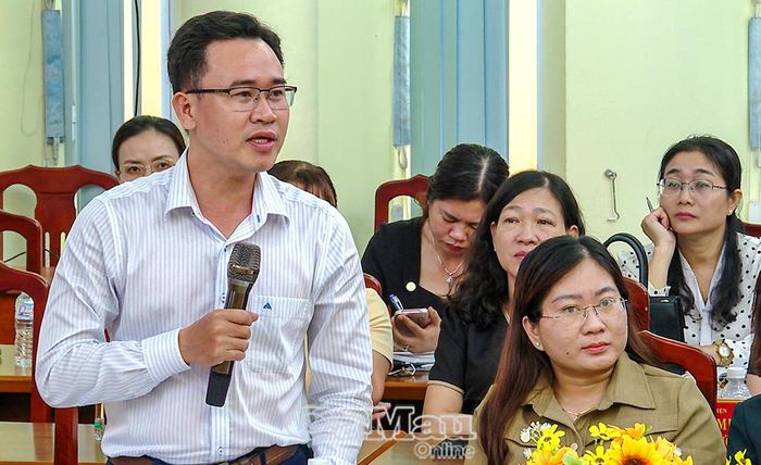  Ông Trần Thanh Chấn, chuyên viên phòng Ngân sách, Sở Tài chính trao đổi về quy định mua sắm và quy định thuế đối với các khoản thu dịch vụ mà các trường đã nêu và kiến nghị với Đoàn khảo sát.