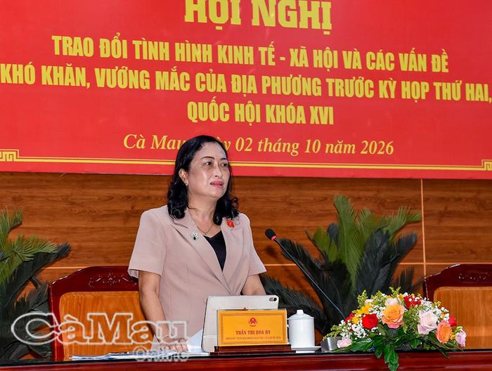 Bà Trần Thị Hoa Ry, Phó Chủ tịch Hội đồng Dân tộc của Quốc hội, phát biểu tại hội nghị.