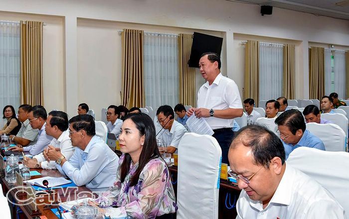  Giám đốc Sở Tài chính Huỳnh Công Quân phát biểu, đóng góp ý kiến, phản ánh khó khăn, vướng mắc tại hội nghị.