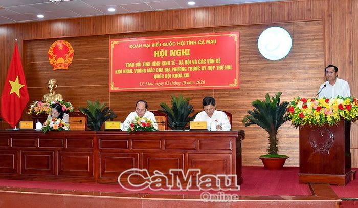 Phó Chủ tịch UBND tỉnh Ngô Vũ Thăng báo cáo tóm tắt tình hình kinh tế - xã hội của tỉnh Cà Mau 9 tháng đầu năm 2026 và một số đề xuất, kiến nghị gửi Trung ương.