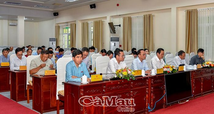  Đồng chí Phạm Văn Thiều, Phó Bí thư Tỉnh uỷ, Chủ tịch HĐND tỉnh (thứ 3 từ trái sang), Phó Chủ tịch UBND tỉnh Ngô Vũ Thăng (thứ hai từ trái sang) cùng các đại biểu tham dự hội nghị.