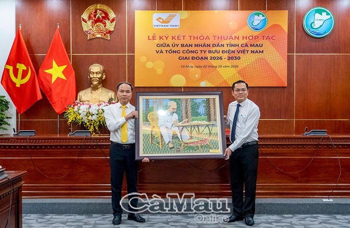Ông Nguyễn Quang Hải, Phó Tổng Giám đốc Tổng Công ty Bưu điện Việt Nam tặng tỉnh Cà Mau bức tranh Chủ tịch Hồ Chí Minh được ghép từ 1.000 con tem.