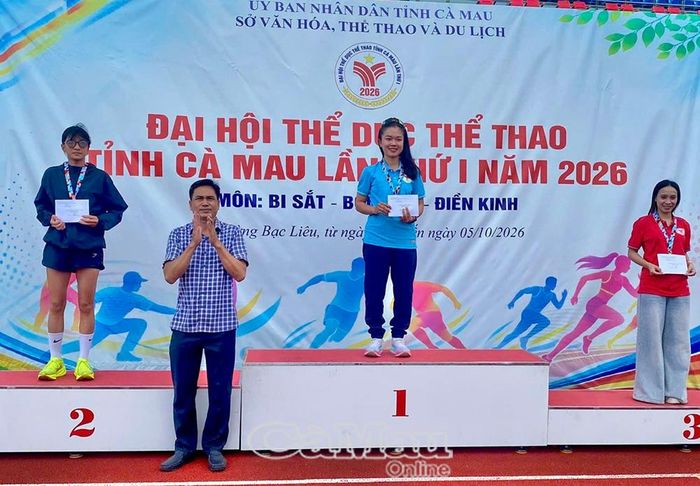 Ông Hoàng Thanh Tú, Phó Giám đốc Trung tâm Huấn luyện và Thi đấu Thể thao tỉnh, trao huy chương cho các vận động viên đạt thành tích cao ở môn điền kinh.