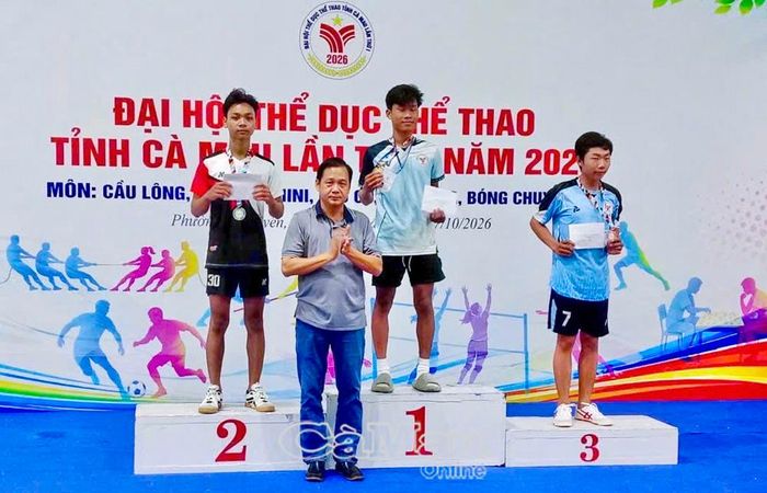 Ông Huỳnh Minh Thảo, Giám đốc Trung tâm Huấn luyện và Thi đấu Thể thao tỉnh, trao huy chương cho các vận động viên đạt thành tích cao ở môn đẩy gậy.