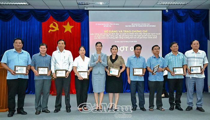 Tiến sĩ Nguyễn Thị Thý Liễu, Giám đốc Phân hiệu Đại học Kinh tế TP Hồ Chí Minh tại tỉnh Vĩnh Long trao chứng chỉ cho các học viên hoàn thành lớp bồi dưỡng.