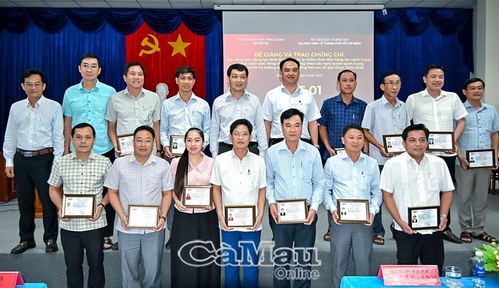 Đồng chí Nguyễn Minh Nhứt, Giám đốc Sở Nội vụ tỉnh Cà Mau (hàng trên, thứ 5 từ trái sang) trao chứng chỉ cho các học viên.