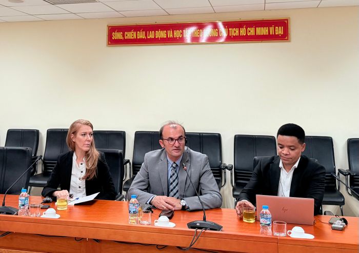 Đại diện Quỹ Toàn cầu tham dự buổi làm việc. Ảnh: QUỲNH ANH