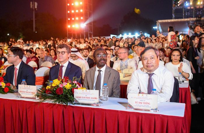 Lễ khai mạc có sự tham dự của lãnh đạo các bộ, ngành, thành phố Hà Nội, đại diện UNESCO, các cơ quan ngoại giao, tổ chức quốc tế cùng đông đảo nghệ sĩ, nghệ nhân trong nước và quốc tế. Ảnh: Huy Thành