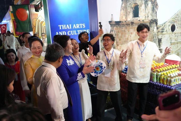 Trước giờ khai mạc, Phó Thủ tướng Phạm Thị Thanh Trà cùng các đại biểu tham quan, giao lưu tại các không gian văn hóa quốc tế, nơi giới thiệu những nét đặc trưng về nghệ thuật, trang phục và đời sống văn hóa của các quốc gia tham dự Lễ hội. Ảnh: Huy Thành