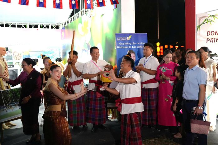 Không gian văn hóa Lào thu hút các đại biểu bằng những màn trình diễn mang đậm bản sắc truyền thống, góp thêm sắc màu cho bức tranh giao lưu văn hóa đa quốc gia tại Lễ hội. Ảnh: Huy Thành
