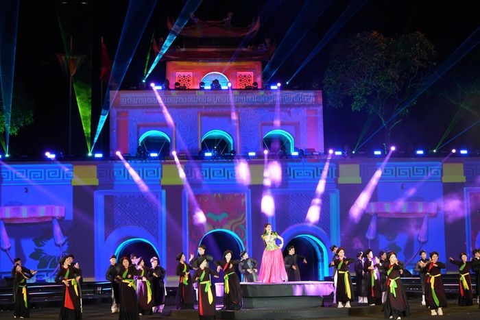 Những làn điệu Quan họ Bắc Ninh được đưa lên sân khấu trong một không gian trình diễn hiện đại, góp phần giới thiệu vẻ đẹp văn hóa truyền thống Việt Nam tới bạn bè quốc tế. Ảnh: Huy Thành