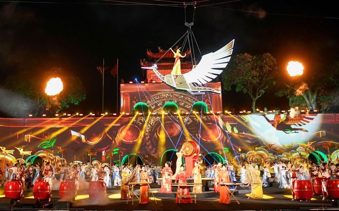 Âm thanh của trống, đàn và các nhạc cụ truyền thống hòa quyện với công nghệ trình diễn hiện đại, tạo nên những lớp màu vừa quen thuộc, vừa mới mẻ cho sân khấu khai mạc. Ảnh: Huy Thành