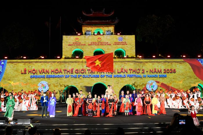 Các nghệ sĩ, đoàn nghệ thuật và đại diện nhiều quốc gia cùng xuất hiện trên sân khấu, tạo nên hình ảnh biểu trưng cho tinh thần “Hội tụ di sản - Kiến tạo tương lai” của Lễ hội năm nay. Ảnh: Huy Thành