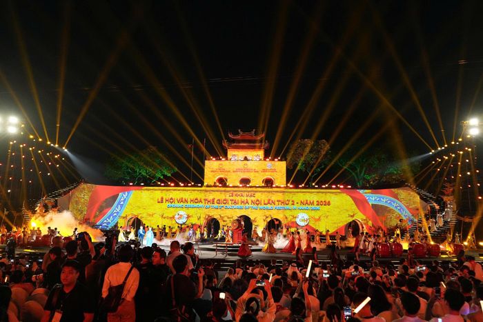 Không gian Hoàng thành Thăng Long trở thành sân khấu giao lưu rộng mở, nơi những giá trị văn hóa truyền thống và đương đại cùng gặp gỡ trong một đêm nghệ thuật đa sắc. Ảnh: Huy Thành