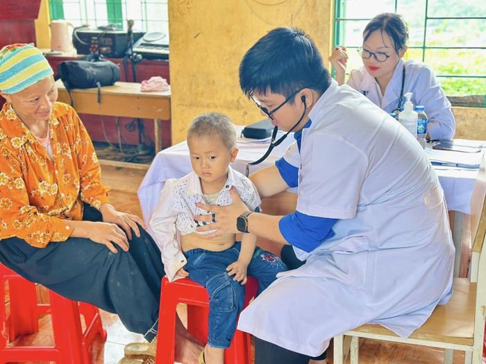 Trẻ em vùng khó khăn được khám, tư vấn sức khỏe, góp phần đưa dịch vụ y tế đến gần hơn với người dân. Ảnh: Tỉnh đoàn Cao Bằng