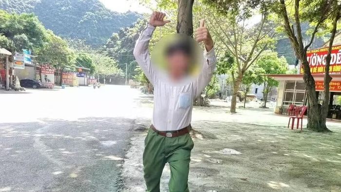 Ông Hưng khá nổi tiếng trên mạng xã hội qua các video ghi lại điệu nhảy vẫy khách trước quán dê ở khu vực Tràng An