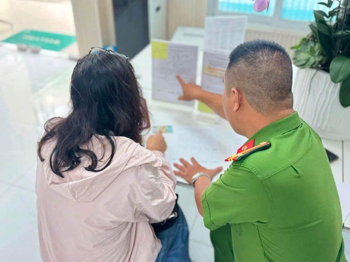 Công an Phường An Khánh hướng dẫn người dân làm thủ tục trực tuyến