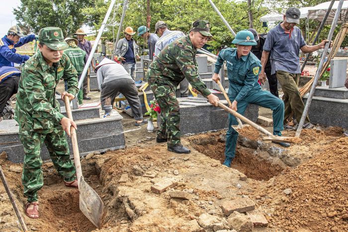 Tiếng cuốc xoáy vào lòng đất của đội tìm kiếm HCLS, gợi lại ký ức sâu thẳm trong lòng các cựu chiến binh