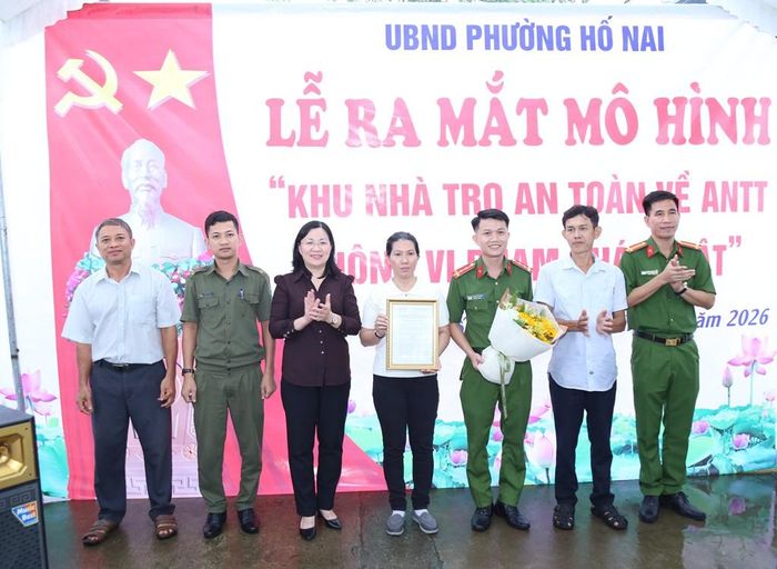 Công an và chính quyền địa phương tổ chức thăm hỏi người dân trong khu nhà trọ công nhân ở phường Hố Nai