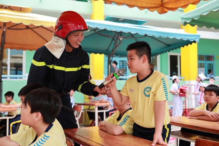 Các em học sinh được tiếp thu những kiến thức về PCCC tại lớp học
