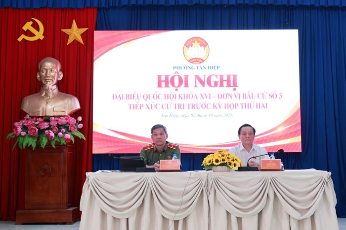 Thiếu tướng Tạ Văn Đẹp và ông Lê Văn Khảm dự hội nghị tiếp xúc cử tri trước thềm Kỳ họp thứ hai
