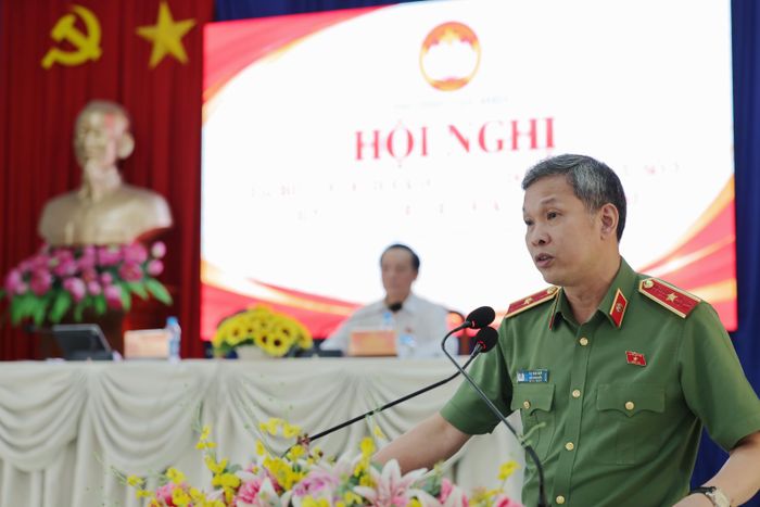 Thiếu tướng Tạ Văn Đẹp thông tin đến cử tri về Kỳ họp thứ Hai Quốc hội khóa XVI