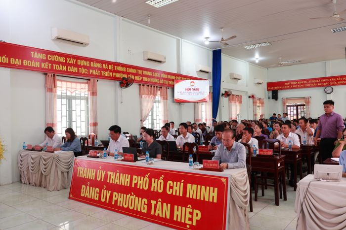 Đại diện chính quyền địa phương và cử tri tham dự hội nghị