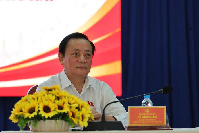 Ông Lê Văn Khảm, Uỷ viên chuyên trách Uỷ ban Văn hoá và Xã hội của Quốc hội tại buổi tiếp xúc