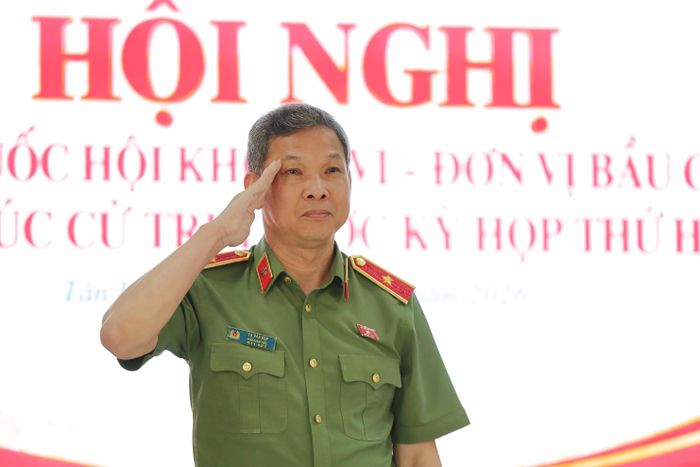 Thiếu tướng Tạ Văn Đẹp, Uỷ viên Ban thường vụ Thành uỷ, PGĐ CATP dự Hội nghị tiếp xúc cử tri