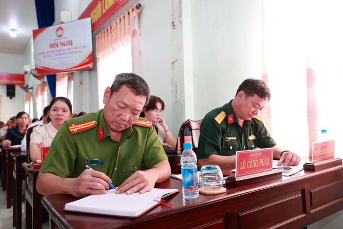 Đại diện lực lượng Công an, quân sự P.Tân Khánh lắng nghe và ghi nhận lại các nội dung kiến nghị của người dân