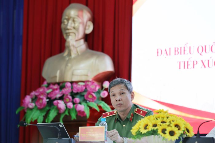 Đại biểu Quốc hội, Thiếu tướng Tạ Văn Đẹp, Uỷ viên Ban Thường vụ Thành uỷ, PGĐ CATP lắng nghe các nội dung kiến nghị của cử tri