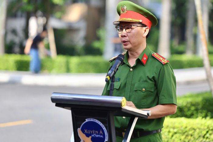 Thượng tá Phạm Văn Tâm - Đội trưởng Đội Chữa cháy và CNCH Khu vực 18 phát biểu tại buổi diễn tập.